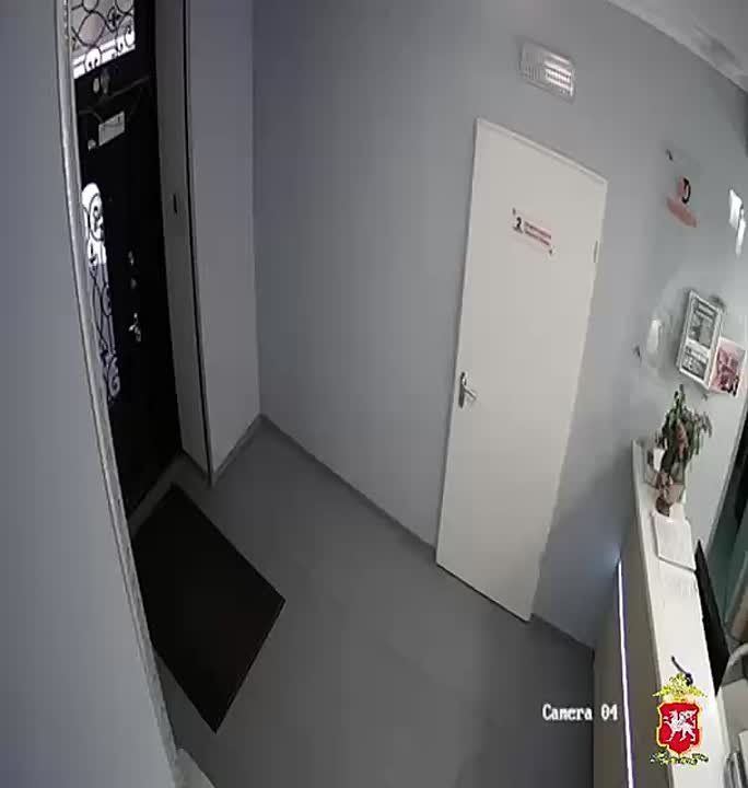 В Симферополе мужчина с самодельным «ружьём» напал на офис управляющей компании