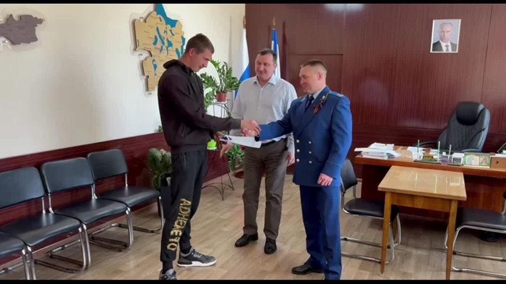 Сергей Биданец: Совместно с Красноперекопским межрайонным прокурором Игорем Павленко вручил ключи от дома Виктору Кулику, лицу из числа детей-сирот