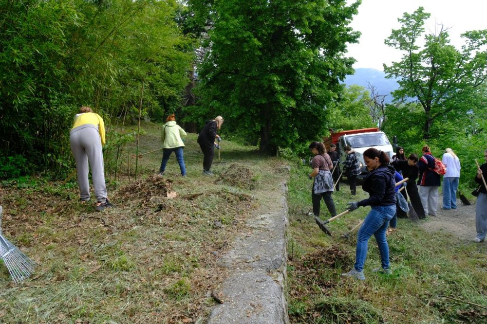 В Ливадийском парке провели масштабный субботник В Ливадийском парке провели масштабный субботник