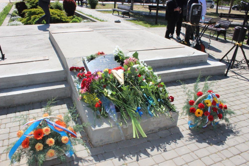 Владислав Хаджиев: В День памяти жертв депортации народов Крыма, в рамках траурного мероприятия, почтили минутой молчания память о тех, кто не дожил до сегодняшних дней, а также возложили корзины и цветы к памятному знаку... Владислав Хаджиев: В День памяти жертв депортации народов Крыма, в рамках траурного мероприятия, почтили минутой молчания память о тех, кто не дожил до сегодняшних дней, а также возложили корзины и цветы к памятному знаку...
