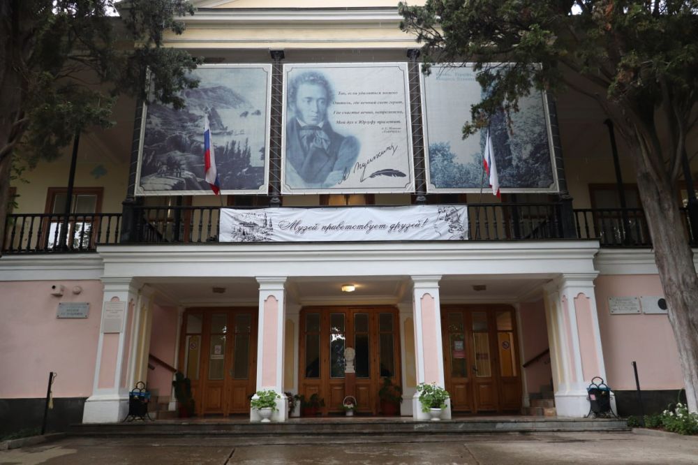 Янина Павленко: Друзья! Сегодня праздник тех, кто буквально живёт историей, кто знает о Ялте больше нас и всегда готов поделиться своими знаниями Дорогие сотрудники музеев, примите самые теплые поздравления с... Янина Павленко: Друзья! Сегодня праздник тех, кто буквально живёт историей, кто знает о Ялте больше нас и всегда готов поделиться своими знаниями Дорогие сотрудники музеев, примите самые теплые поздравления с...