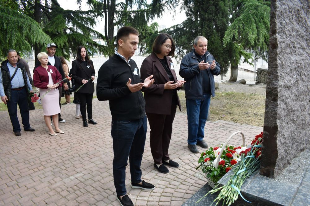 Галина Огнёва: Сегодня, в День памяти жертв депортации народов Крыма, отдавая дань памяти тем, кто так и не увидел родные края, мы возложили цветы к памятному знаку Галина Огнёва: Сегодня, в День памяти жертв депортации народов Крыма, отдавая дань памяти тем, кто так и не увидел родные края, мы возложили цветы к памятному знаку