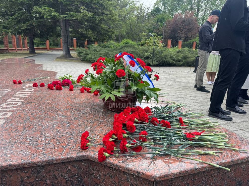В Симферополе возложили цветы к мемориалу Памяти жертв депортации, который находится возле ботанического сада имени Н.В. Багрова Крымского федерального университета В Симферополе возложили цветы к мемориалу Памяти жертв депортации, который находится возле ботанического сада имени Н.В. Багрова Крымского федерального университета