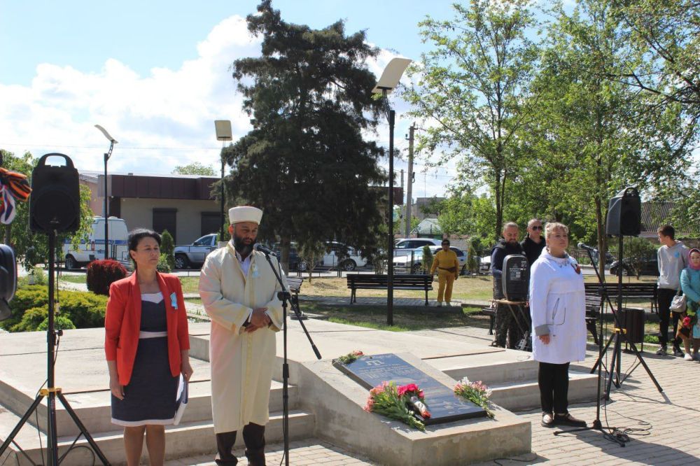 Владислав Хаджиев: В День памяти жертв депортации народов Крыма, в рамках траурного мероприятия, почтили минутой молчания память о тех, кто не дожил до сегодняшних дней, а также возложили корзины и цветы к памятному знаку... Владислав Хаджиев: В День памяти жертв депортации народов Крыма, в рамках траурного мероприятия, почтили минутой молчания память о тех, кто не дожил до сегодняшних дней, а также возложили корзины и цветы к памятному знаку...