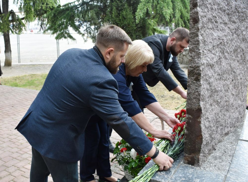 Галина Огнёва: Сегодня, в День памяти жертв депортации народов Крыма, отдавая дань памяти тем, кто так и не увидел родные края, мы возложили цветы к памятному знаку
