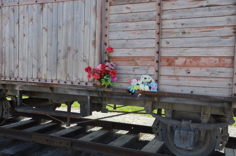 Анжелика Ястребова: В День памяти жертв депортации народов Крыма руководители и жители Крыма возлагают цветы и венки на территории Мемориального комплекса жертвам депортации в поселке Сирень Бахчисарайского района Анжелика Ястребова: В День памяти жертв депортации народов Крыма руководители и жители Крыма возлагают цветы и венки на территории Мемориального комплекса жертвам депортации в поселке Сирень Бахчисарайского района