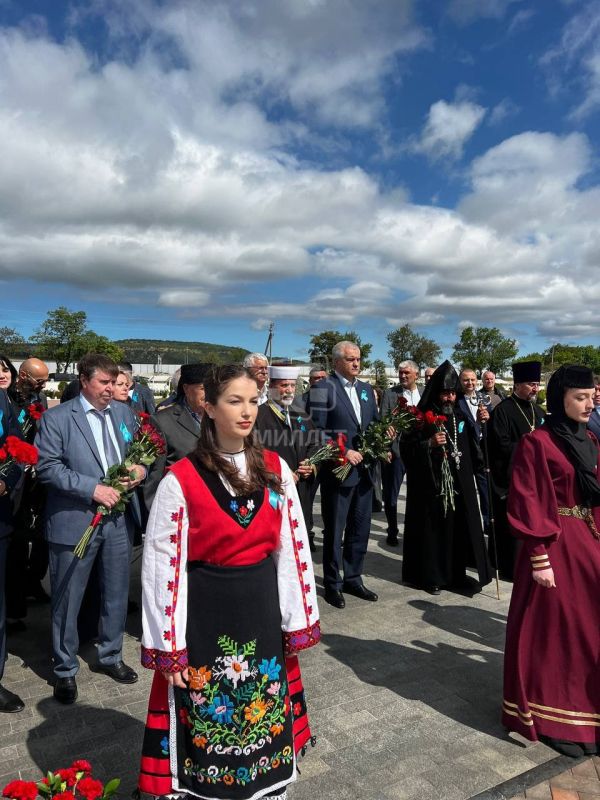 В Крыму возложили цветы к Монументу памяти депортированных народов на территории Мемориального комплекса жертвам депортации «Путь возрождения народов Крыма» на железнодорожной станции Сирень Бахчисарайского района В Крыму возложили цветы к Монументу памяти депортированных народов на территории Мемориального комплекса жертвам депортации «Путь возрождения народов Крыма» на железнодорожной станции Сирень Бахчисарайского района