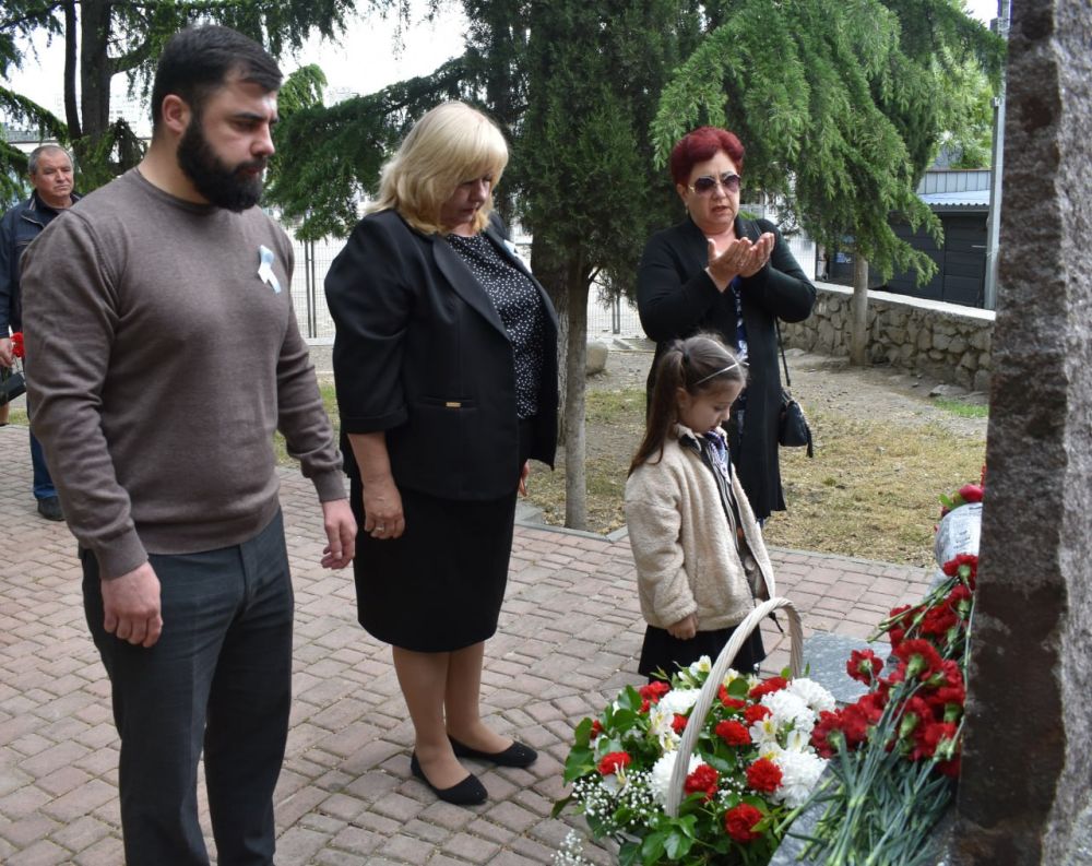 Галина Огнёва: Сегодня, в День памяти жертв депортации народов Крыма, отдавая дань памяти тем, кто так и не увидел родные края, мы возложили цветы к памятному знаку Галина Огнёва: Сегодня, в День памяти жертв депортации народов Крыма, отдавая дань памяти тем, кто так и не увидел родные края, мы возложили цветы к памятному знаку