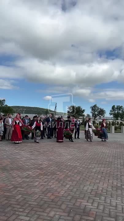 В посёлке Раздольное у памятного знака жертвам депортации возложили цветы