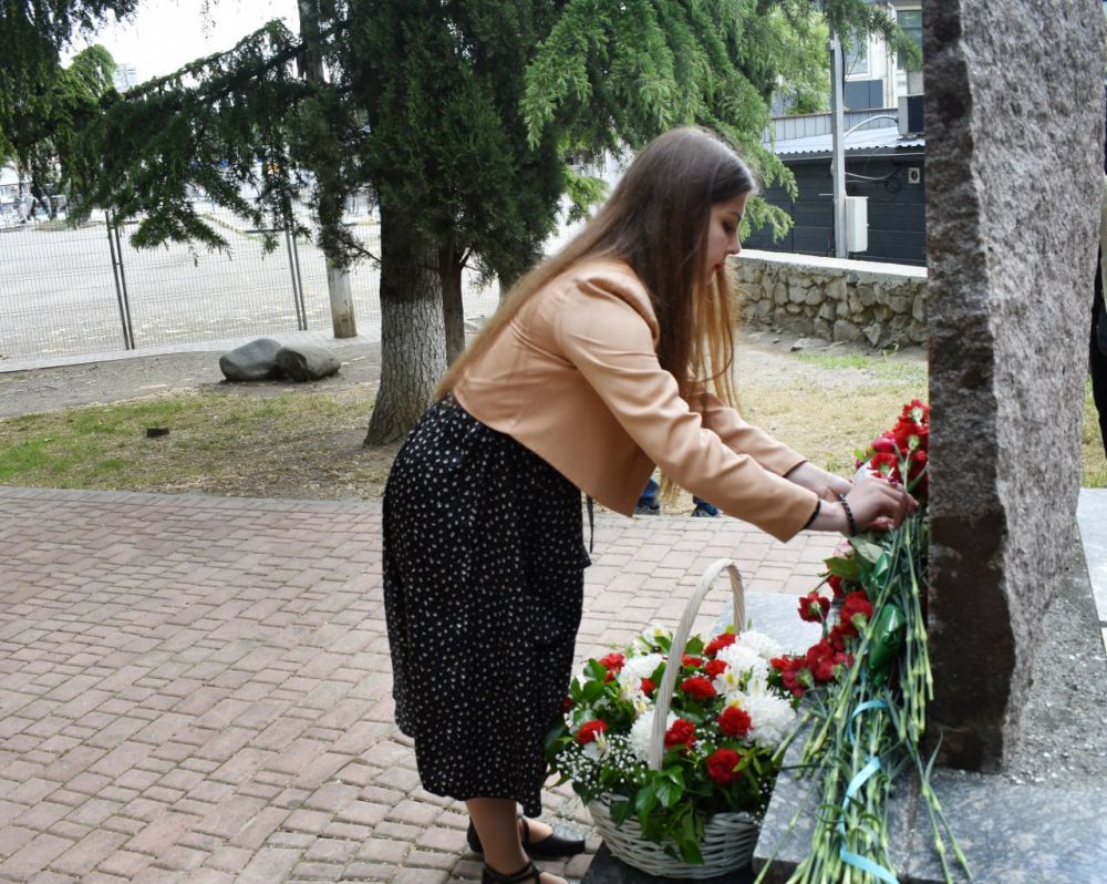 Галина Огнёва: Сегодня, в День памяти жертв депортации народов Крыма, отдавая дань памяти тем, кто так и не увидел родные края, мы возложили цветы к памятному знаку Галина Огнёва: Сегодня, в День памяти жертв депортации народов Крыма, отдавая дань памяти тем, кто так и не увидел родные края, мы возложили цветы к памятному знаку