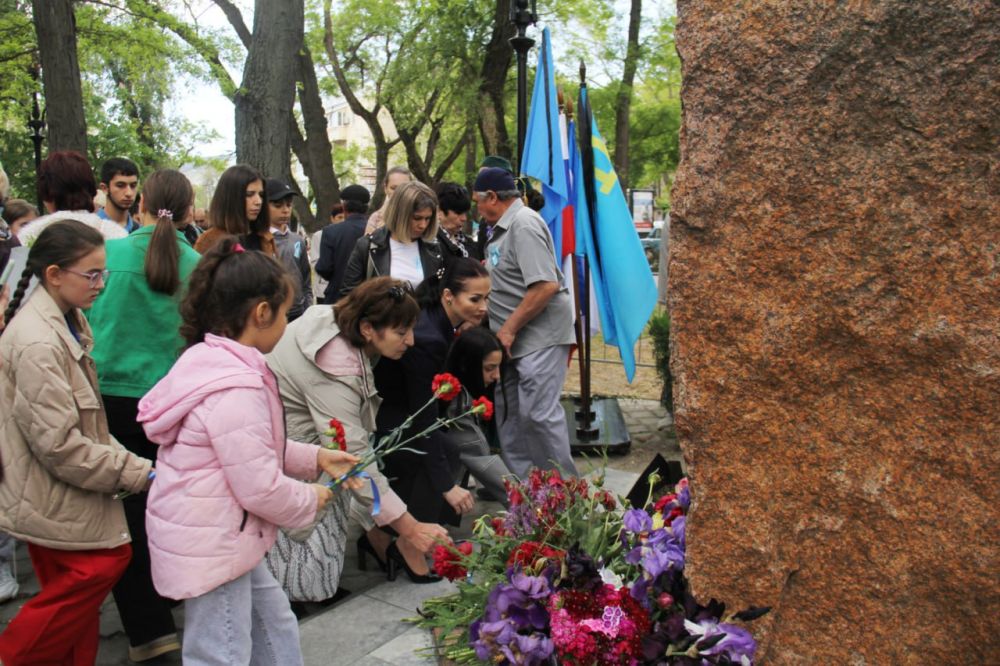 В Феодосии почтили память жертв депортации народов Крыма В Феодосии почтили память жертв депортации народов Крыма