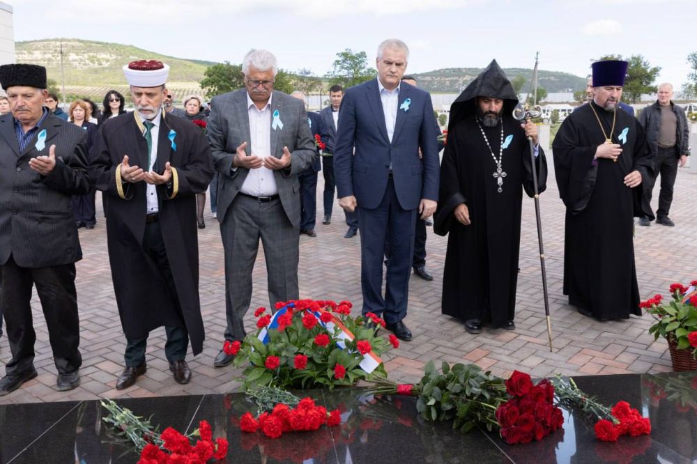 Глава Крыма возложил цветы на территории Мемориального комплекса «Путь возрождения народов Крыма» Глава Крыма возложил цветы на территории Мемориального комплекса «Путь возрождения народов Крыма»