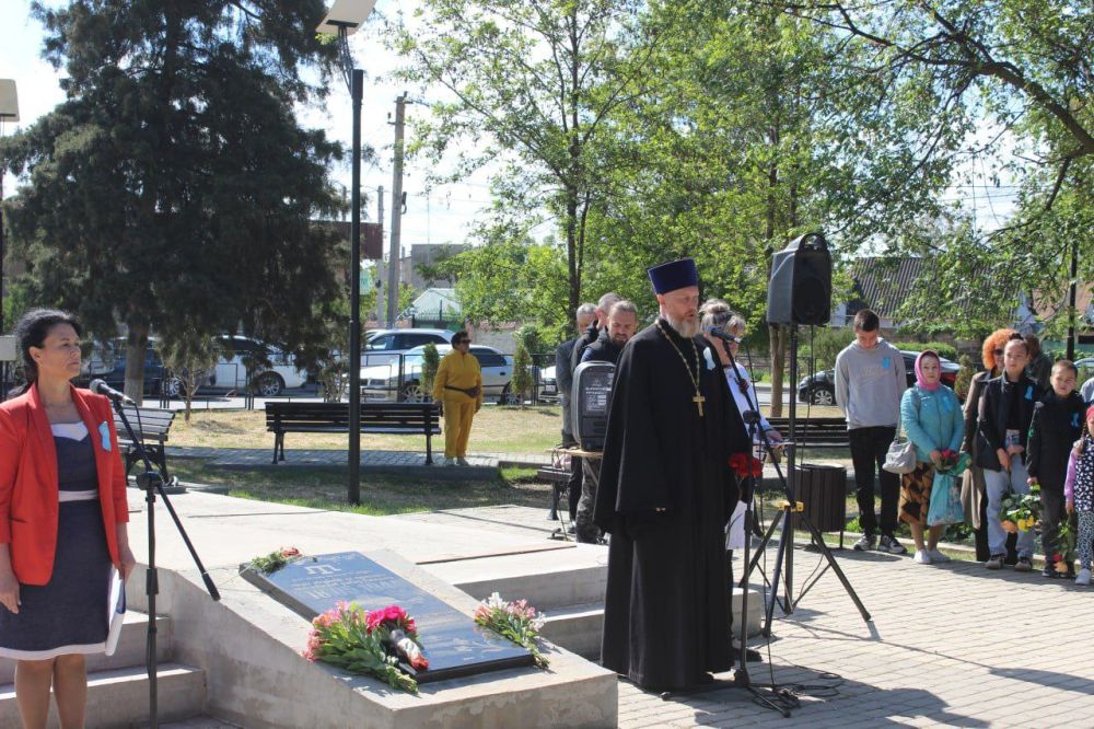 Владислав Хаджиев: В День памяти жертв депортации народов Крыма, в рамках траурного мероприятия, почтили минутой молчания память о тех, кто не дожил до сегодняшних дней, а также возложили корзины и цветы к памятному знаку... Владислав Хаджиев: В День памяти жертв депортации народов Крыма, в рамках траурного мероприятия, почтили минутой молчания память о тех, кто не дожил до сегодняшних дней, а также возложили корзины и цветы к памятному знаку...