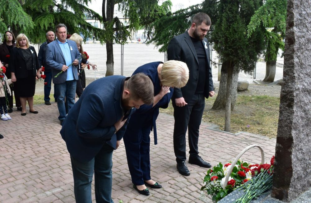 Галина Огнёва: Сегодня, в День памяти жертв депортации народов Крыма, отдавая дань памяти тем, кто так и не увидел родные края, мы возложили цветы к памятному знаку Галина Огнёва: Сегодня, в День памяти жертв депортации народов Крыма, отдавая дань памяти тем, кто так и не увидел родные края, мы возложили цветы к памятному знаку
