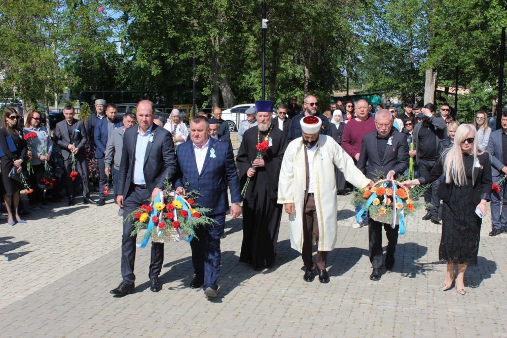 Владислав Хаджиев: В День памяти жертв депортации народов Крыма, в рамках траурного мероприятия, почтили минутой молчания память о тех, кто не дожил до сегодняшних дней, а также возложили корзины и цветы к памятному знаку... Владислав Хаджиев: В День памяти жертв депортации народов Крыма, в рамках траурного мероприятия, почтили минутой молчания память о тех, кто не дожил до сегодняшних дней, а также возложили корзины и цветы к памятному знаку...