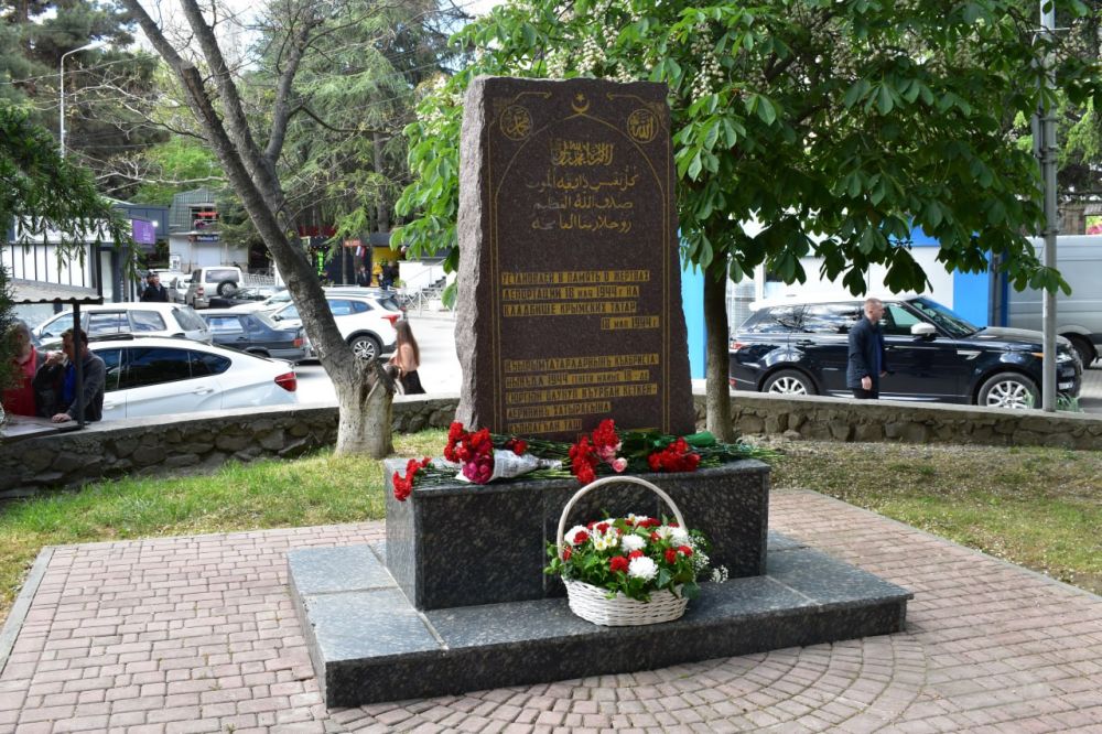 Галина Огнёва: Сегодня, в День памяти жертв депортации народов Крыма, отдавая дань памяти тем, кто так и не увидел родные края, мы возложили цветы к памятному знаку Галина Огнёва: Сегодня, в День памяти жертв депортации народов Крыма, отдавая дань памяти тем, кто так и не увидел родные края, мы возложили цветы к памятному знаку