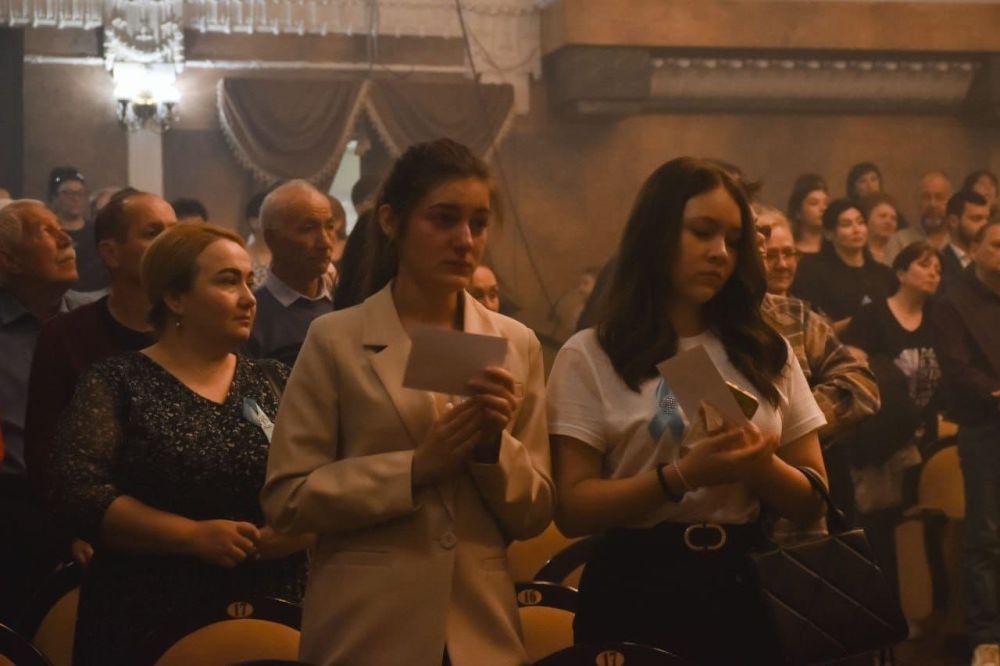В Крымскотатарском академическом музыкально-драматическом театре состоялось мероприятие «Хатыра левхалары» («Страницы памяти»), приуроченное ко Дню памяти жертв депортации из Крыма В Крымскотатарском академическом музыкально-драматическом театре состоялось мероприятие «Хатыра левхалары» («Страницы памяти»), приуроченное ко Дню памяти жертв депортации из Крыма