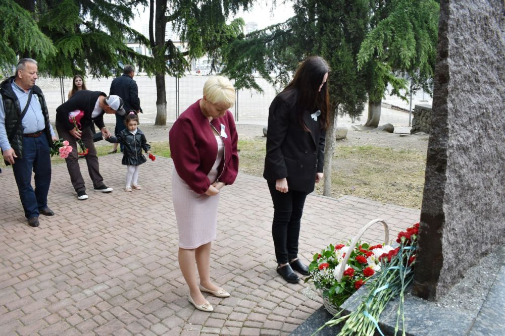 Галина Огнёва: Сегодня, в День памяти жертв депортации народов Крыма, отдавая дань памяти тем, кто так и не увидел родные края, мы возложили цветы к памятному знаку Галина Огнёва: Сегодня, в День памяти жертв депортации народов Крыма, отдавая дань памяти тем, кто так и не увидел родные края, мы возложили цветы к памятному знаку