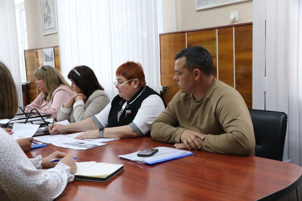 Ольга Урайкина: Перед заседанием сессии состоялось собрание постоянной комиссии Бахчисарайского районного совета по земельным, имущественным, коммунальным и экологическим вопросам Ольга Урайкина: Перед заседанием сессии состоялось собрание постоянной комиссии Бахчисарайского районного совета по земельным, имущественным, коммунальным и экологическим вопросам