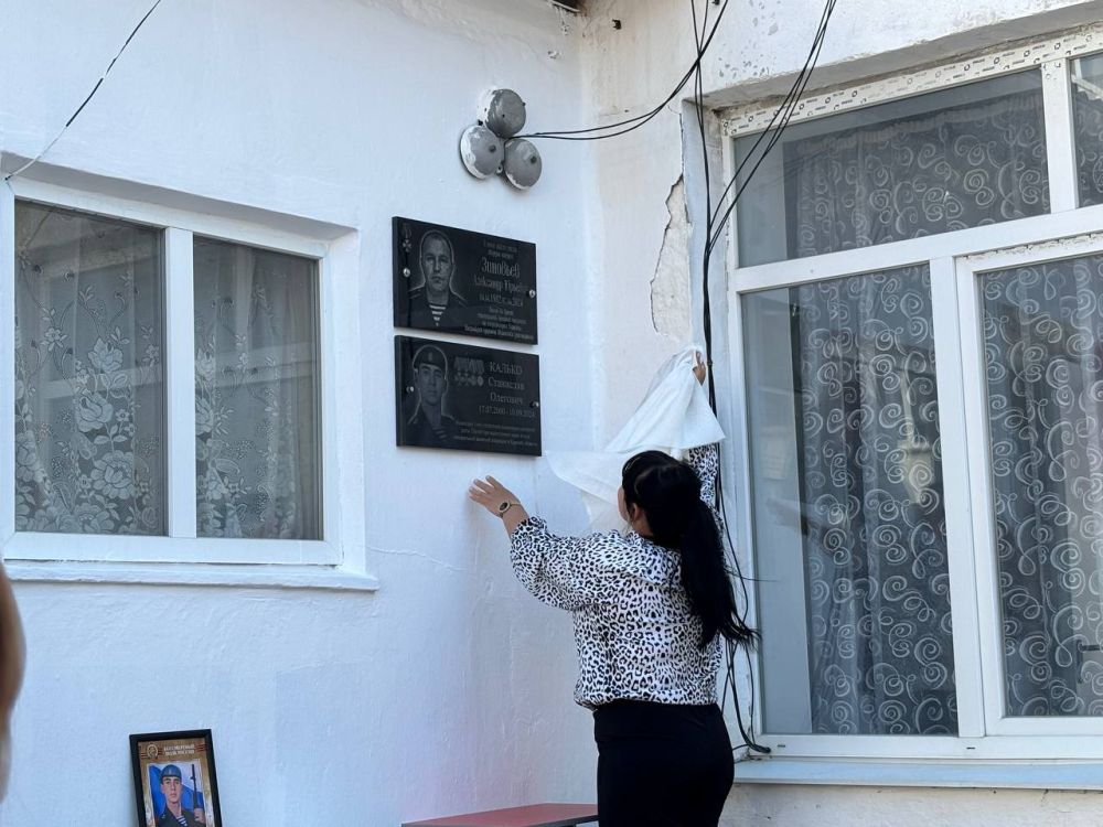 В Белогорском районе открыли мемориальную доску погибшему бойцу СВО В Белогорском районе открыли мемориальную доску погибшему бойцу СВО