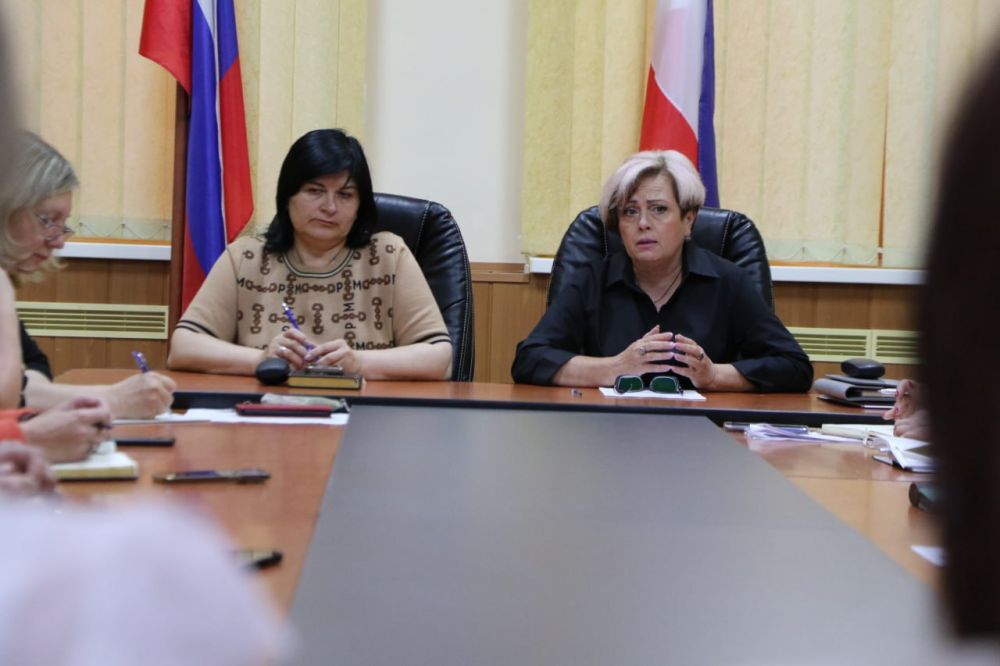 Ольга Урайкина: Сегодня в малом зале администрации района совместно с главой администрации Бахчисарайского района Анжеликой Ястребовой провела совещание с главами поселений, на котором был рассмотрен ряд вопросов Ольга Урайкина: Сегодня в малом зале администрации района совместно с главой администрации Бахчисарайского района Анжеликой Ястребовой провела совещание с главами поселений, на котором был рассмотрен ряд вопросов