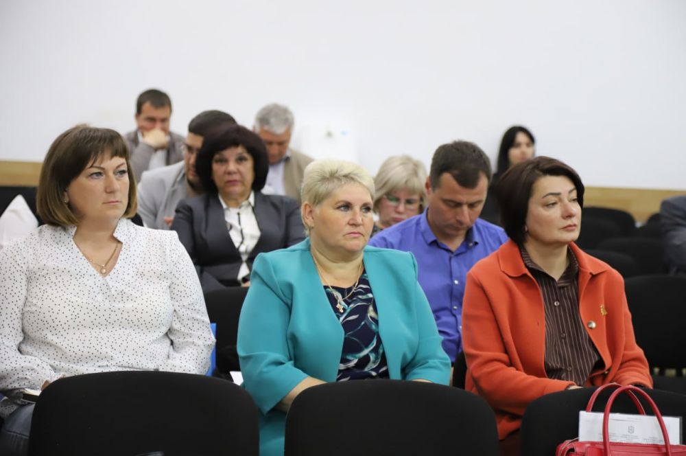 Анжелика Ястребова: На аппаратном совещании главный инженер филиала «Бахчисарайское ДРСУ» Государственного унитарного предприятия Республики Крым «Крымавтодор» Станислав Гришин сообщил, что план по грейдированию дорог в... Анжелика Ястребова: На аппаратном совещании главный инженер филиала «Бахчисарайское ДРСУ» Государственного унитарного предприятия Республики Крым «Крымавтодор» Станислав Гришин сообщил, что план по грейдированию дорог в...
