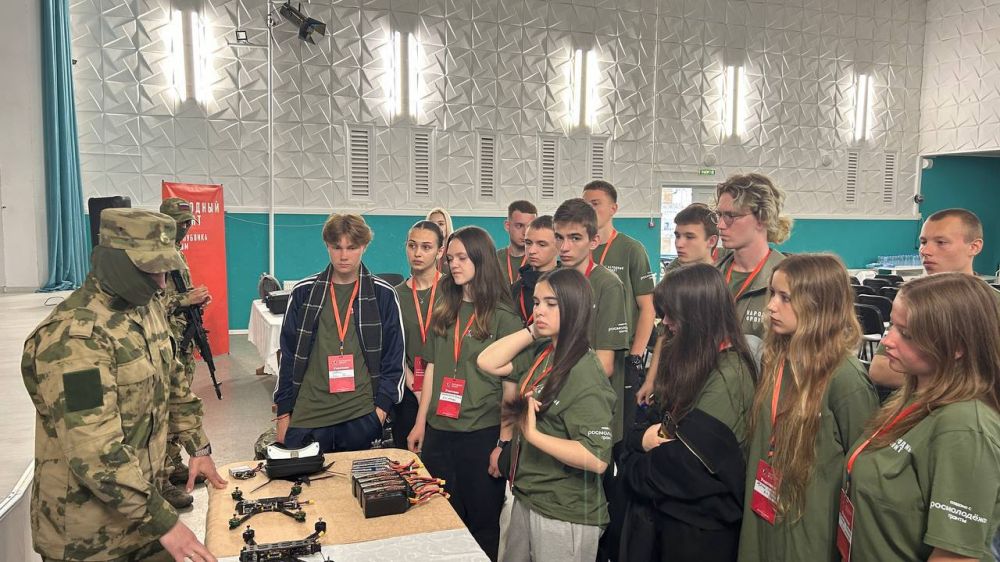 Молодёжный совет горда Феодосии совместно с «Волонтёрами Победы» приняли участие в Молодежном форуме «День в спецназе», который прошел в городе Саки на территории санатория «Северное сияние» Молодёжный совет горда Феодосии совместно с «Волонтёрами Победы» приняли участие в Молодежном форуме «День в спецназе», который прошел в городе Саки на территории санатория «Северное сияние»