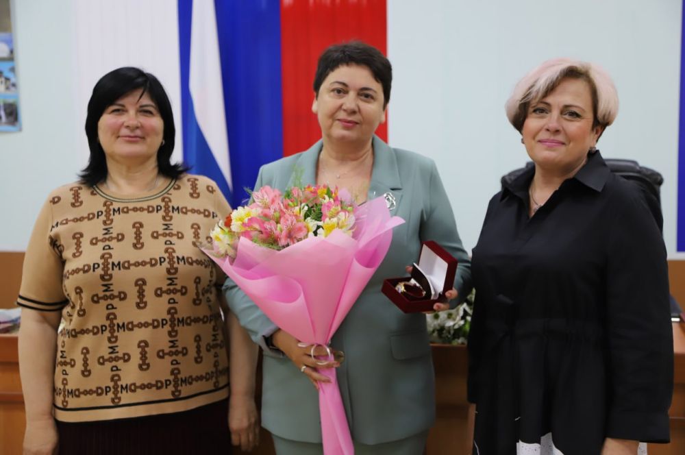 Анжелика Ястребова: Благодарю Руководство Республики Крым, главу муниципального образования - председателя Бахчисарайского районного совета Ольгу Урайкину и коллег за вручение мне ценного подарка Председателя... Анжелика Ястребова: Благодарю Руководство Республики Крым, главу муниципального образования - председателя Бахчисарайского районного совета Ольгу Урайкину и коллег за вручение мне ценного подарка Председателя...