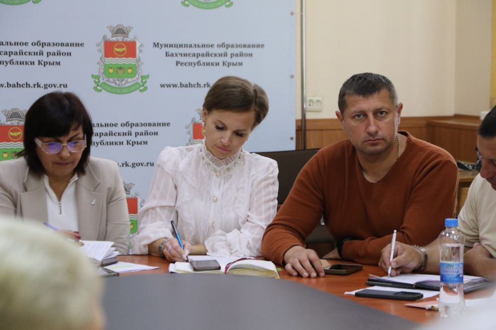 Ольга Урайкина: Сегодня в малом зале администрации района совместно с главой администрации Бахчисарайского района Анжеликой Ястребовой провела совещание с главами поселений, на котором был рассмотрен ряд вопросов Ольга Урайкина: Сегодня в малом зале администрации района совместно с главой администрации Бахчисарайского района Анжеликой Ястребовой провела совещание с главами поселений, на котором был рассмотрен ряд вопросов