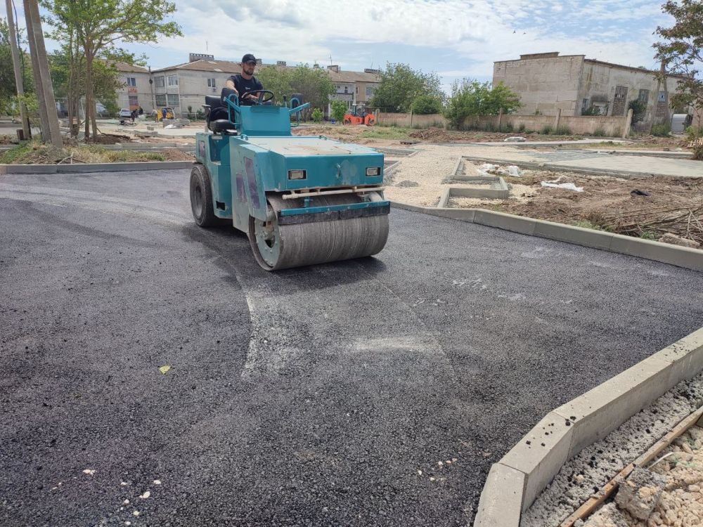 Денис Олейник: Сегодня выехал на место, чтобы проконтролировать ход работ по благоустройству дворовой территории около многоквартирных домов в селе Ботаническое Денис Олейник: Сегодня выехал на место, чтобы проконтролировать ход работ по благоустройству дворовой территории около многоквартирных домов в селе Ботаническое