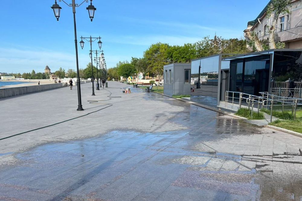 В Евпатории готовят набережную имени Терешковой к курортному сезону В Евпатории готовят набережную имени Терешковой к курортному сезону