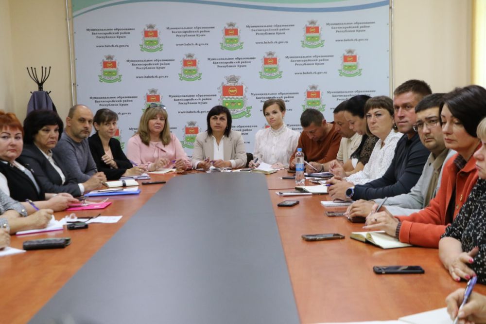 Ольга Урайкина: Сегодня в малом зале администрации района совместно с главой администрации Бахчисарайского района Анжеликой Ястребовой провела совещание с главами поселений, на котором был рассмотрен ряд вопросов Ольга Урайкина: Сегодня в малом зале администрации района совместно с главой администрации Бахчисарайского района Анжеликой Ястребовой провела совещание с главами поселений, на котором был рассмотрен ряд вопросов