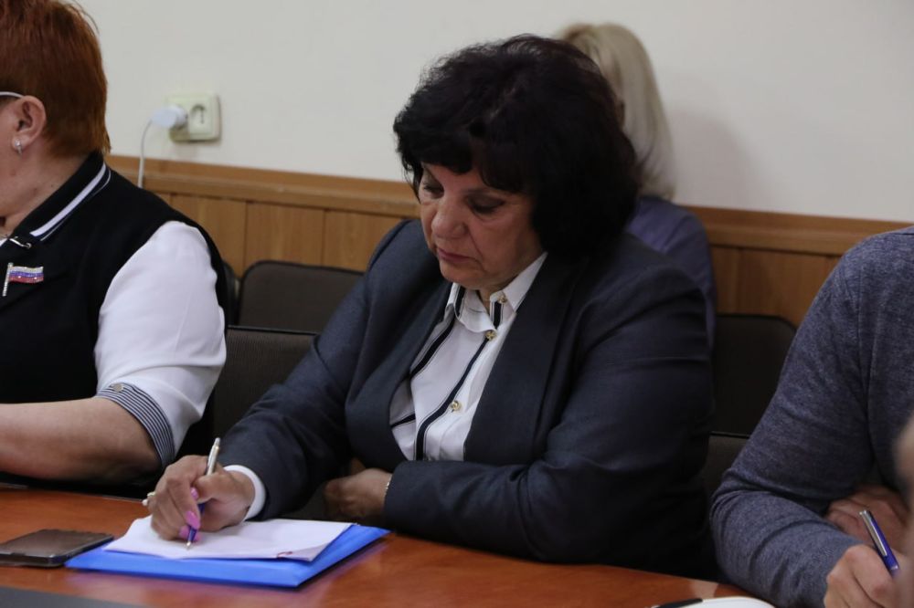 Ольга Урайкина: Сегодня в малом зале администрации района совместно с главой администрации Бахчисарайского района Анжеликой Ястребовой провела совещание с главами поселений, на котором был рассмотрен ряд вопросов Ольга Урайкина: Сегодня в малом зале администрации района совместно с главой администрации Бахчисарайского района Анжеликой Ястребовой провела совещание с главами поселений, на котором был рассмотрен ряд вопросов