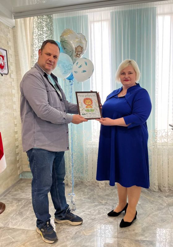 Керченский городской отдел ЗАГС проводил торжественный обряд имянаречения мальчика, запись акта о рождении которого зарегистрирована под №300 с начала года в городе-герое Керчь Керченский городской отдел ЗАГС проводил торжественный обряд имянаречения мальчика, запись акта о рождении которого зарегистрирована под №300 с начала года в городе-герое Керчь