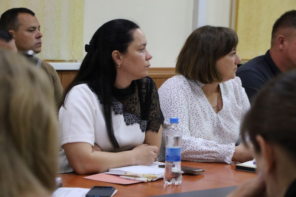 Ольга Урайкина: Сегодня в малом зале администрации района совместно с главой администрации Бахчисарайского района Анжеликой Ястребовой провела совещание с главами поселений, на котором был рассмотрен ряд вопросов Ольга Урайкина: Сегодня в малом зале администрации района совместно с главой администрации Бахчисарайского района Анжеликой Ястребовой провела совещание с главами поселений, на котором был рассмотрен ряд вопросов