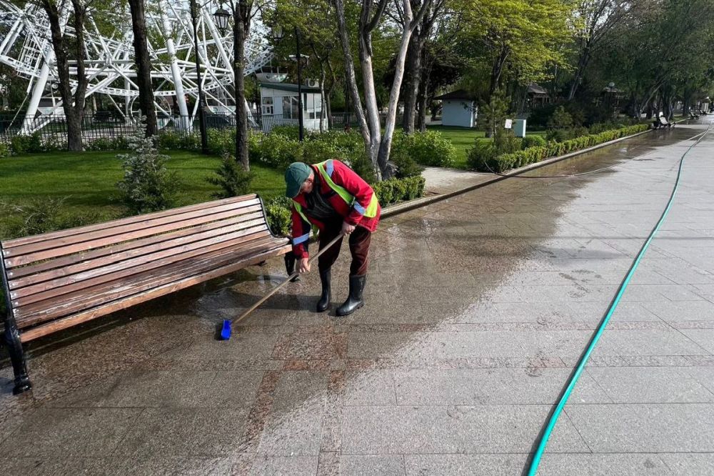 В Евпатории готовят набережную имени Терешковой к курортному сезону В Евпатории готовят набережную имени Терешковой к курортному сезону