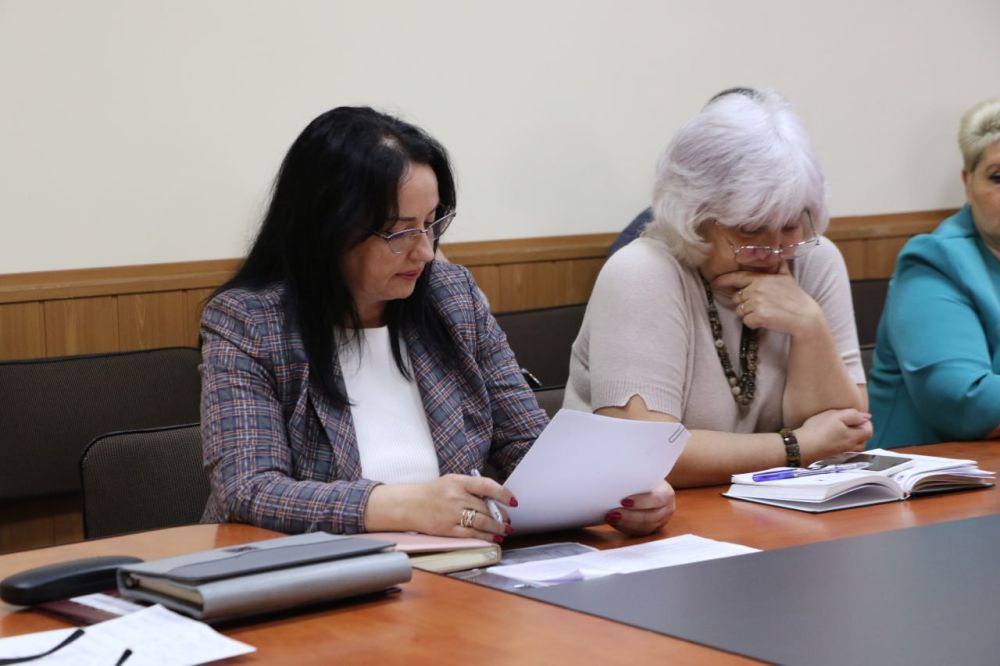 Ольга Урайкина: Сегодня в малом зале администрации района совместно с главой администрации Бахчисарайского района Анжеликой Ястребовой провела совещание с главами поселений, на котором был рассмотрен ряд вопросов Ольга Урайкина: Сегодня в малом зале администрации района совместно с главой администрации Бахчисарайского района Анжеликой Ястребовой провела совещание с главами поселений, на котором был рассмотрен ряд вопросов