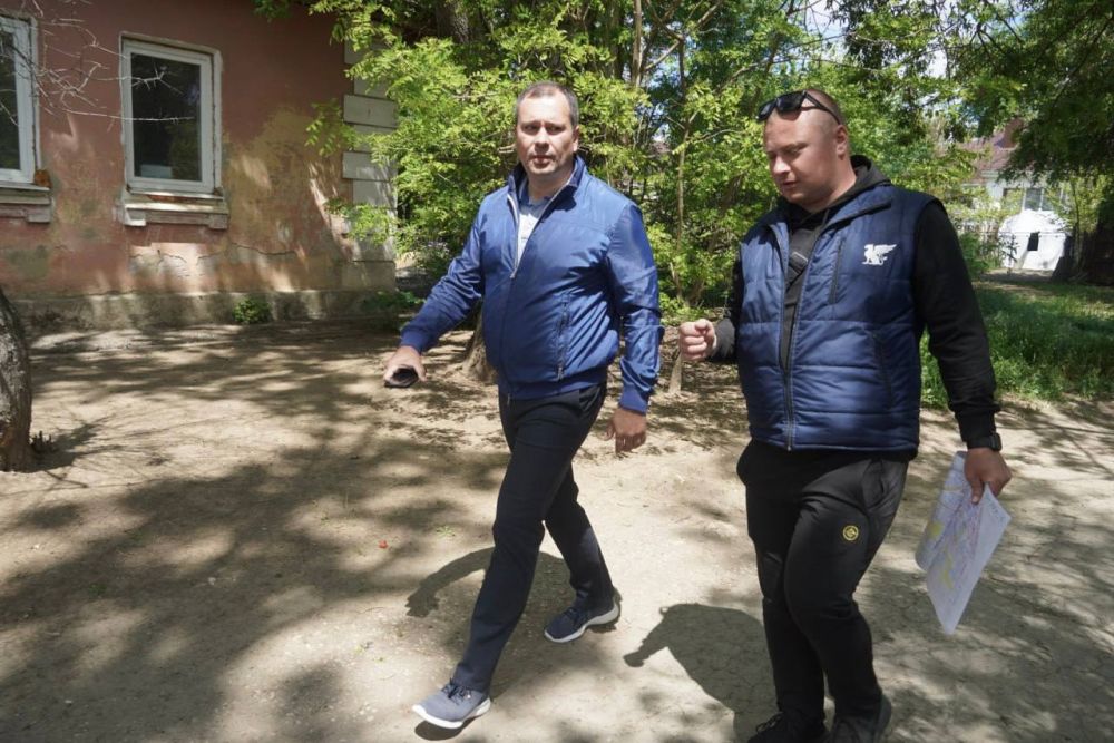 Работы по уборке межквартальных пространств в Керчи продолжаются Работы по уборке межквартальных пространств в Керчи продолжаются