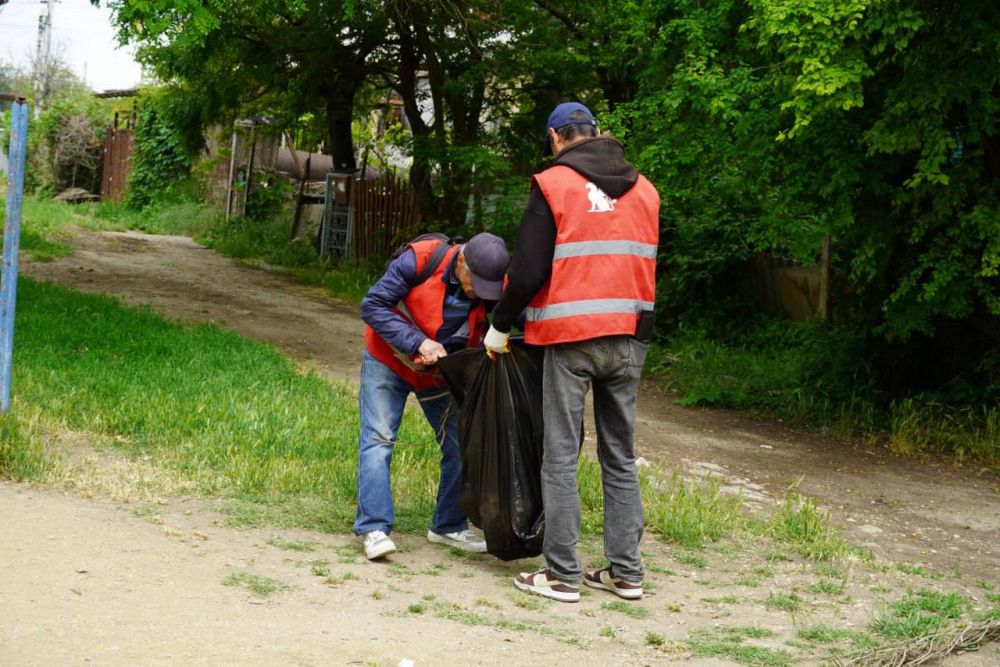 Работы по уборке межквартальных пространств в Керчи продолжаются Работы по уборке межквартальных пространств в Керчи продолжаются