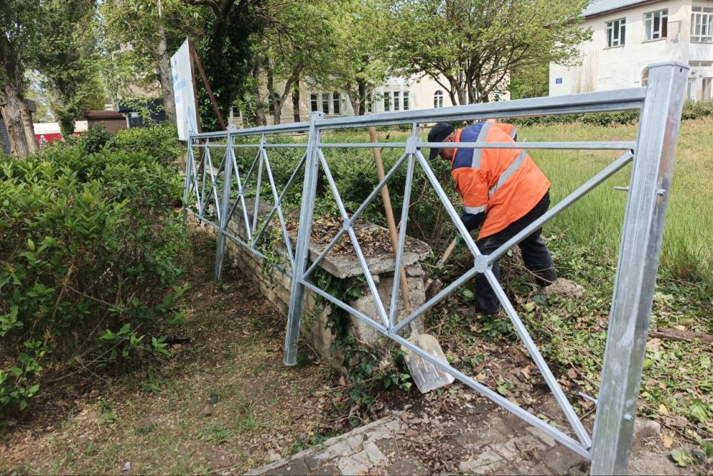 В Евпатории продолжается подготовка набережных к курортному сезону В Евпатории продолжается подготовка набережных к курортному сезону