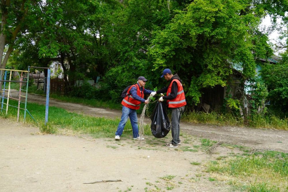 Работы по уборке межквартальных пространств в Керчи продолжаются Работы по уборке межквартальных пространств в Керчи продолжаются