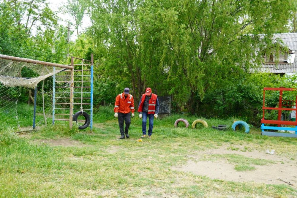 Работы по уборке межквартальных пространств в Керчи продолжаются Работы по уборке межквартальных пространств в Керчи продолжаются