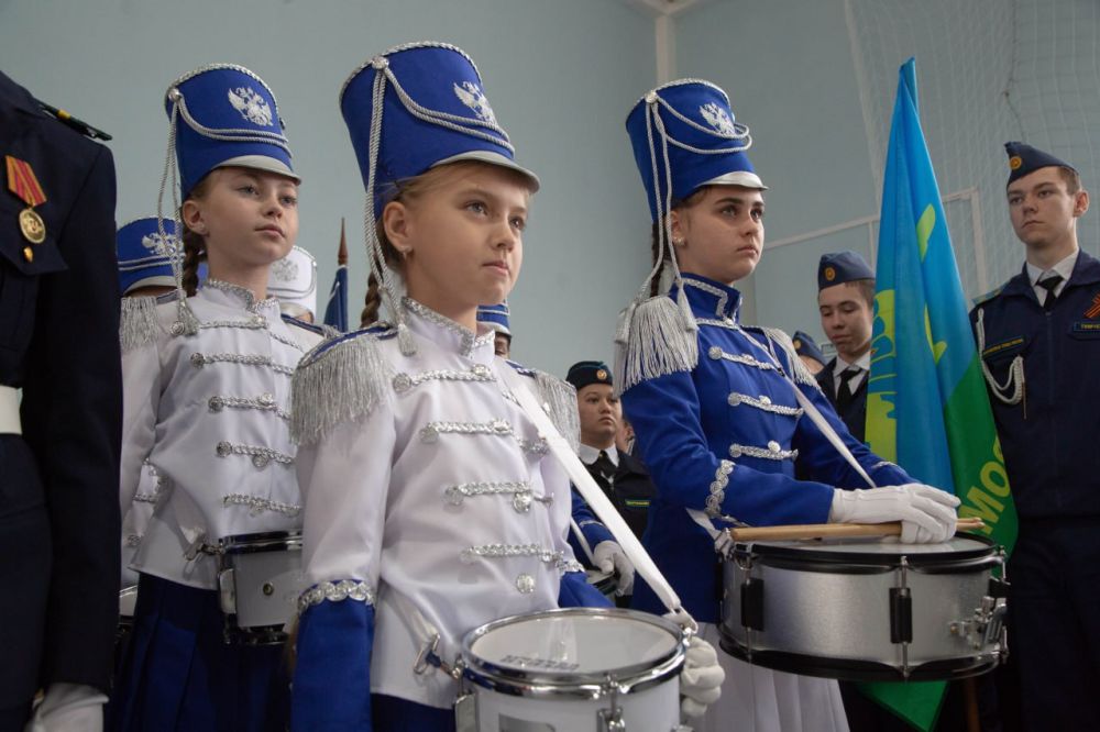Валентина Лаврик: В муниципальном бюджетном общеобразовательном учреждении «Трехпрудненская школа-гимназия им. К.Д. Ушинского» Симферопольского района прошел торжественный парад кадетских и казачьих классов... Валентина Лаврик: В муниципальном бюджетном общеобразовательном учреждении «Трехпрудненская школа-гимназия им. К.Д. Ушинского» Симферопольского района прошел торжественный парад кадетских и казачьих классов...