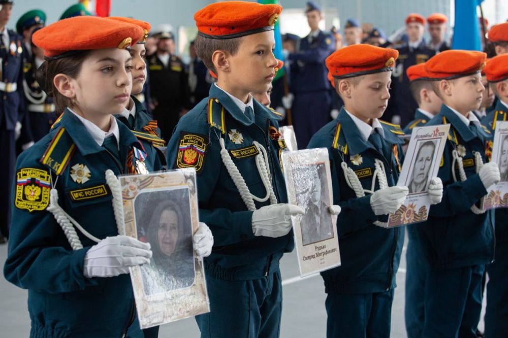 Валентина Лаврик: В муниципальном бюджетном общеобразовательном учреждении «Трехпрудненская школа-гимназия им. К.Д. Ушинского» Симферопольского района прошел торжественный парад кадетских и казачьих классов... Валентина Лаврик: В муниципальном бюджетном общеобразовательном учреждении «Трехпрудненская школа-гимназия им. К.Д. Ушинского» Симферопольского района прошел торжественный парад кадетских и казачьих классов...