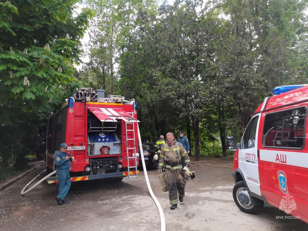 В Симферополе спасли двух жильцов из горящей квартиры В Симферополе спасли двух жильцов из горящей квартиры
