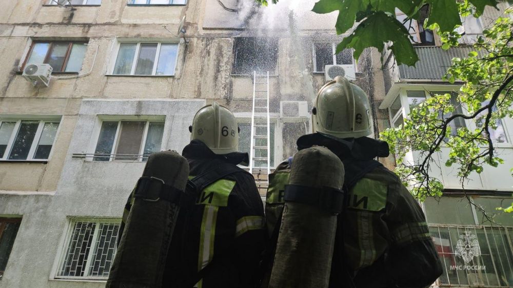 В Симферополе спасли двух жильцов из горящей квартиры В Симферополе спасли двух жильцов из горящей квартиры