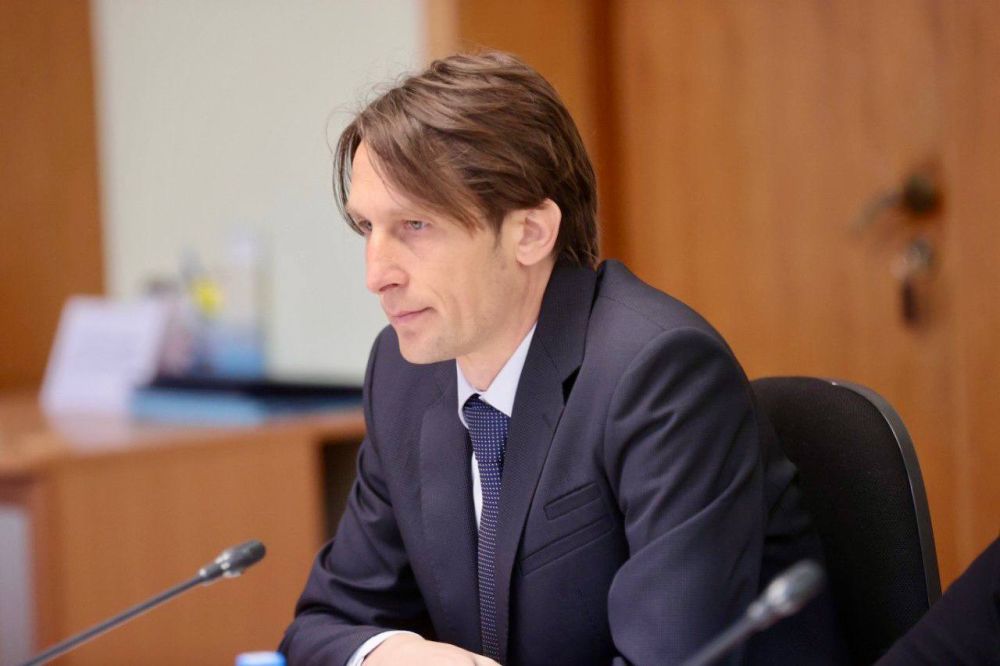 На заседании Комитета Госсовета Крыма по социальной политике под председательством Жанны Хуторенко министр курортов и туризма Сергей Ганзий доложил о мерах, направленных на обеспечение доступности пляжей для маломобильных... На заседании Комитета Госсовета Крыма по социальной политике под председательством Жанны Хуторенко министр курортов и туризма Сергей Ганзий доложил о мерах, направленных на обеспечение доступности пляжей для маломобильных...