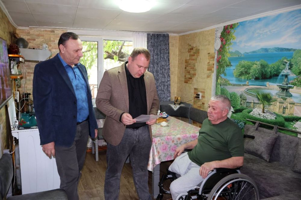 Денис Олейник: Сегодня совместно с председателем отделения РООИ Союз «Чернобыль» Республики Крым в Раздольненском районе Григорием Шичкиным вручили государственный жилищный сертификат для приобретения жилого помещения на...