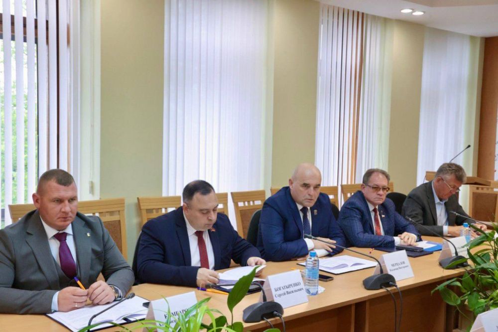 На заседании Комитета Госсовета Крыма по социальной политике под председательством Жанны Хуторенко министр курортов и туризма Сергей Ганзий доложил о мерах, направленных на обеспечение доступности пляжей для маломобильных... На заседании Комитета Госсовета Крыма по социальной политике под председательством Жанны Хуторенко министр курортов и туризма Сергей Ганзий доложил о мерах, направленных на обеспечение доступности пляжей для маломобильных...