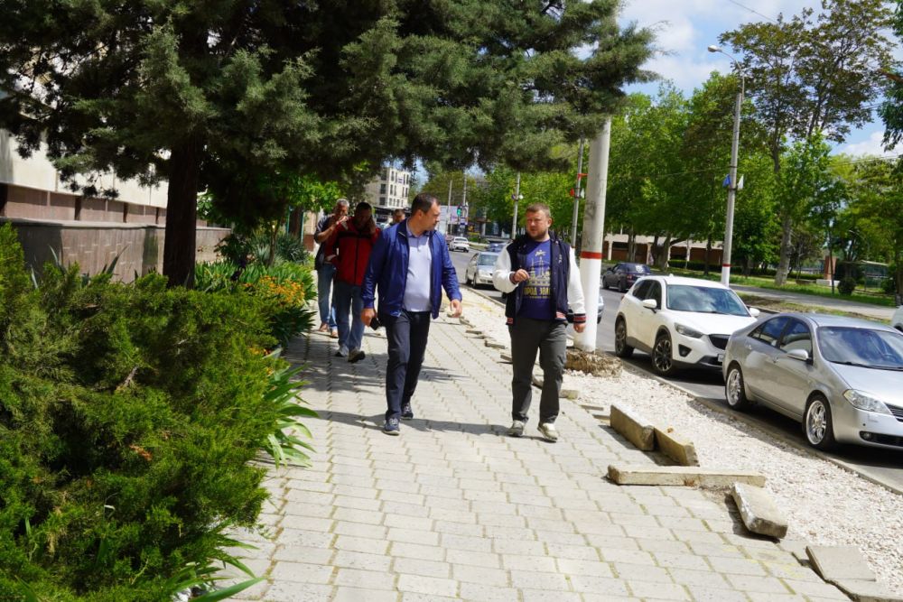 Глава администрации Керчи Олег Каторгин провел выездное совещание с представителями компании «СТГ-Юг», которая по заказу ГКУ «Служба автомобильных дорог» проводит восстановление асфальтового покрытия на городских улицах Глава администрации Керчи Олег Каторгин провел выездное совещание с представителями компании «СТГ-Юг», которая по заказу ГКУ «Служба автомобильных дорог» проводит восстановление асфальтового покрытия на городских улицах